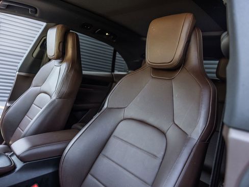 Certified 2025 Porsche Macan Electric RWD image 5