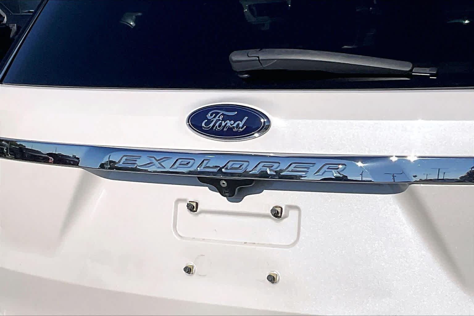 Used 2017 Ford Explorer XLT w/ Equipment Group 202A FWD image 26