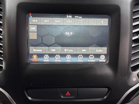 Used 2019 Jeep Cherokee Latitude w/ Popular Appearance Group AWD/4WD image 15