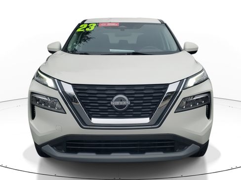 Used 2023 Nissan Rogue SV image 2
