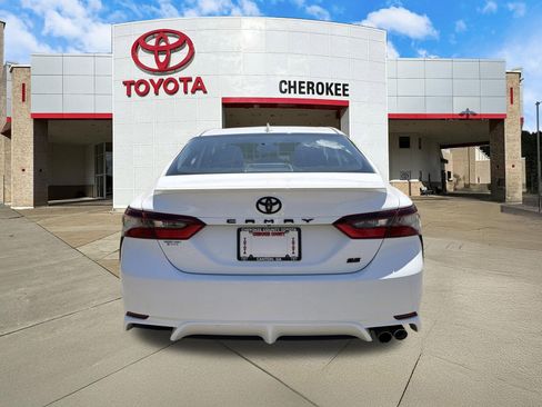 Used 2022 Toyota Camry SE w/ Convenience Package FWD image 6