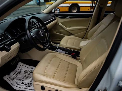 Used 2019 Volkswagen Passat 2.0T SE R-Line image 8