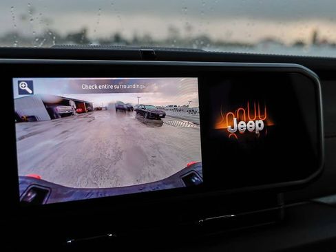 Used 2025 Jeep Gladiator Mojave AWD/4WD image 29