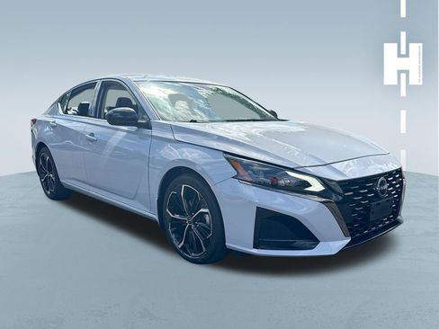 Used 2023 Nissan Altima 2.5 SR FWD image 1