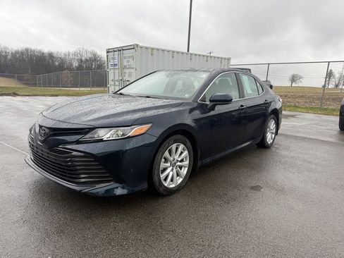 Used 2019 Toyota Camry LE image 3