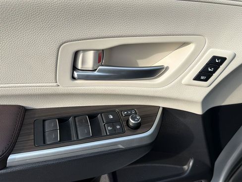 Used 2023 Toyota Sienna Platinum FWD image 19