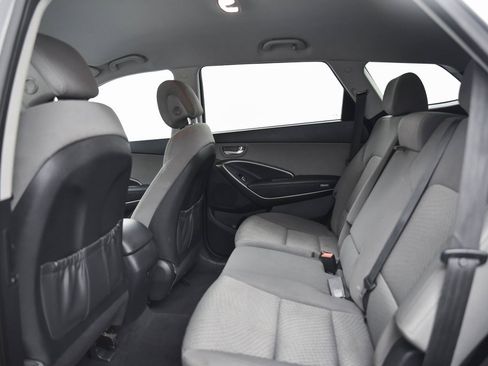 Used 2017 Hyundai Santa Fe SE image 11