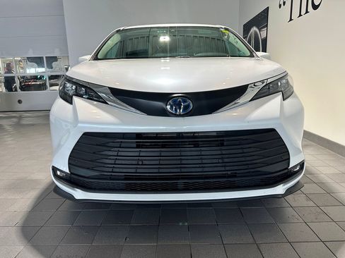 Used 2025 Toyota Sienna XLE AWD/4WD image 2