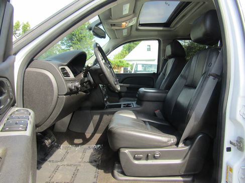 Used 2011 Chevrolet Avalanche LT w/ Luxury Package image 9