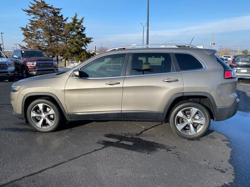 Used 2019 Jeep Cherokee Limited w/ Trailer Tow Group FWD image 6
