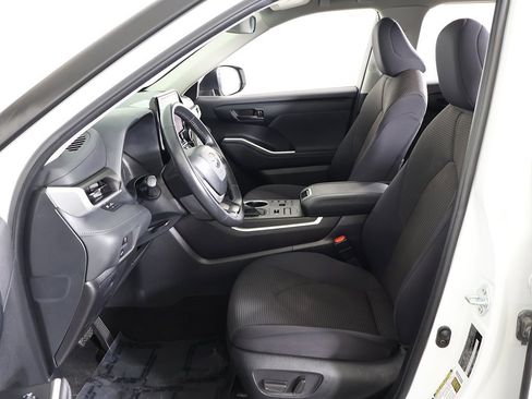 Used 2024 Toyota Highlander LE image 27