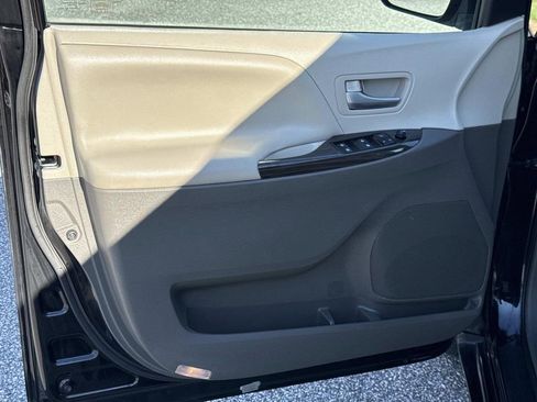 Used 2017 Toyota Sienna XLE w/ XLE Navigation Package image 15