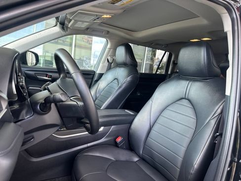 Certified 2025 Toyota Highlander XLE AWD/4WD image 9