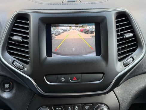 Used 2019 Jeep Cherokee Latitude Plus w/ Comfort/Convenience Group image 34