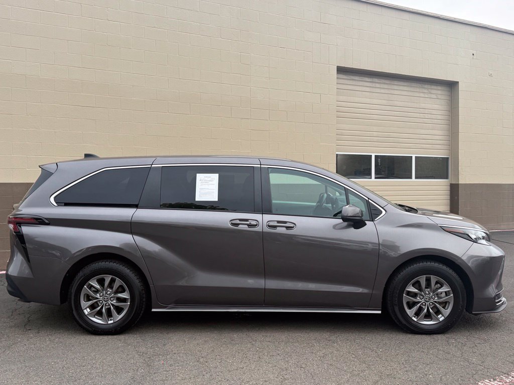 Used 2024 Toyota Sienna LE FWD image 4