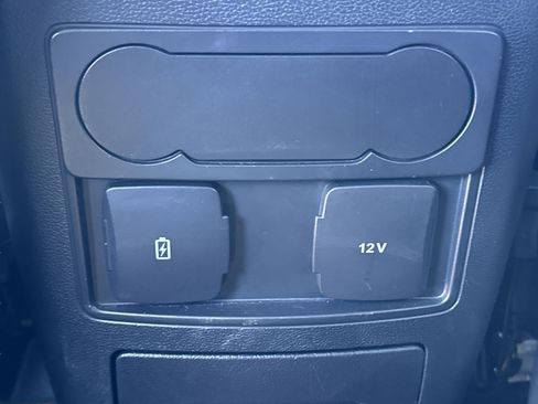 Used 2023 Ford Explorer XLT image 29