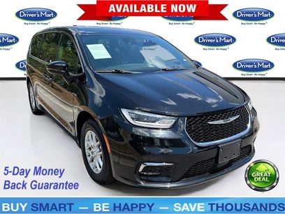Used 2025 Chrysler Pacifica Select