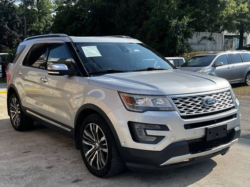 Used 2017 Ford Explorer Platinum AWD/4WD image 4