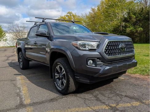 Used 2019 Toyota Tacoma TRD Sport AWD/4WD image 3