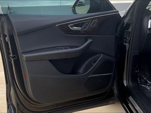 Used 2021 Audi Q8 Prestige w/ Prestige Package image 28