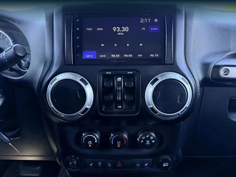 Used 2015 Jeep Wrangler Unlimited Sahara w/ Connectivity Group AWD/4WD image 24