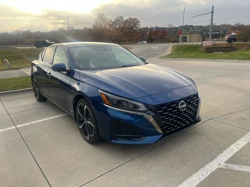 Used 2023 Nissan Altima 2.5 SR w/ SR Premium Package FWD image 4