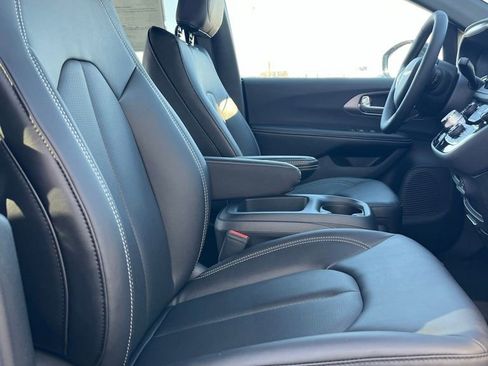 New 2026 Chrysler Pacifica Select image 9