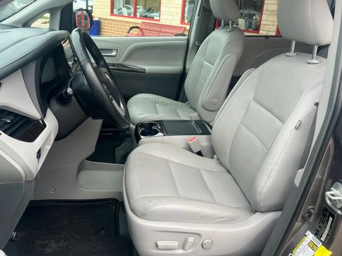 Used 2019 Toyota Sienna XLE Premium w/ Carpet Mat Package FWD image 10