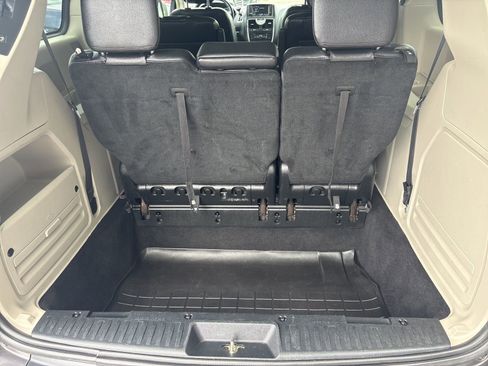 Used 2015 Chrysler Town & Country Touring FWD image 19