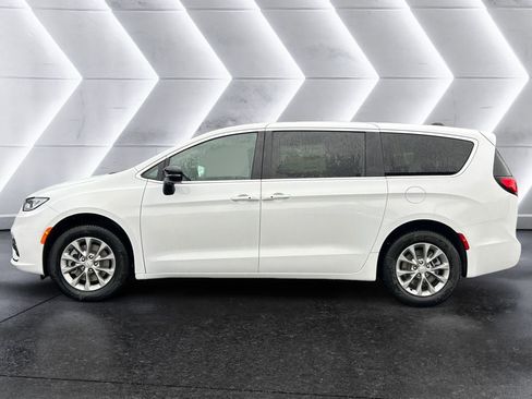 New 2026 Chrysler Pacifica Select image 3