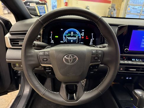 Used 2025 Toyota Camry SE w/ Convenience Package image 11