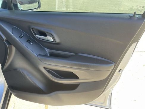 Used 2022 Chevrolet Trax LT w/ Redline Edition image 16