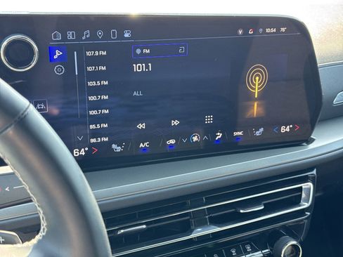 Used 2025 Chevrolet Traverse LT image 23