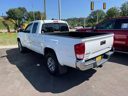 Used 2017 Toyota Tacoma SR5 w/ Tow Package AWD/4WD image 18