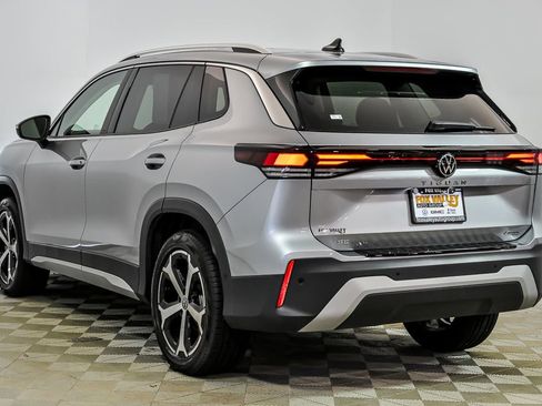 Used 2025 Volkswagen Tiguan SE w/ Panoramic Sunroof Package image 6