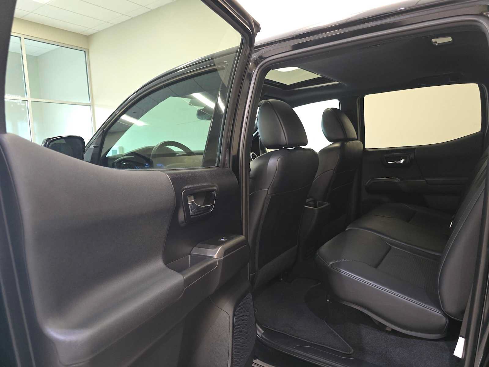 Used 2020 Toyota Tacoma TRD Off-Road w/ TRD Premium Off Road Package AWD/4WD image 24