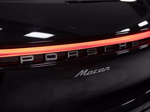 Certified 2026 Porsche Macan AWD/4WD image 19