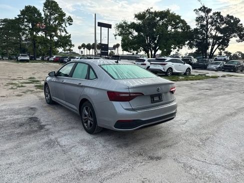 Used 2024 Volkswagen Jetta SE FWD image 3
