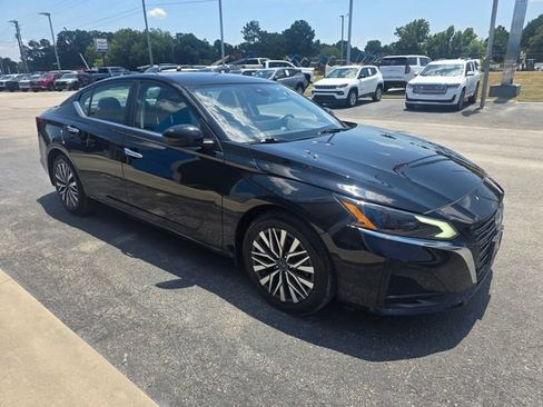 Used 2024 Nissan Altima 2.5 SV w/ SV Premium Package FWD image 7