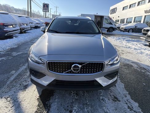 Used 2025 Volvo V60 B5 Cross Country Plus image 4