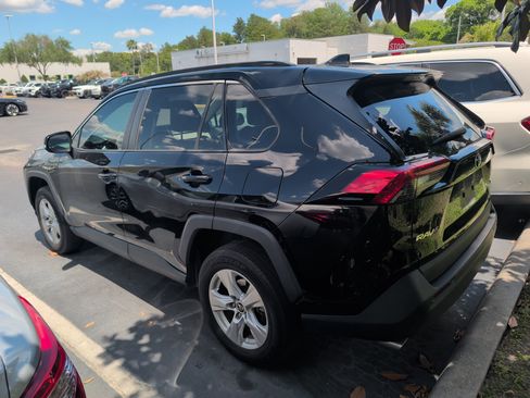 Used 2021 Toyota RAV4 XLE FWD image 4