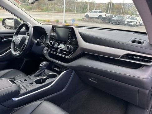Used 2022 Toyota Highlander XLE AWD/4WD image 8