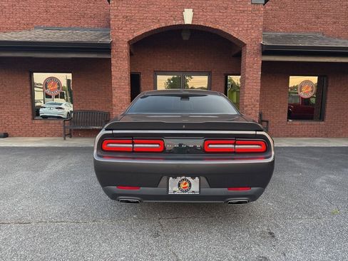 Used 2018 Dodge Challenger SXT image 31
