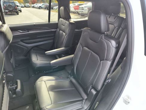 New 2025 Jeep Grand Cherokee L Limited w/ Luxury Tech Group II image 23