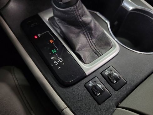 Used 2014 Toyota Highlander XLE AWD/4WD image 16