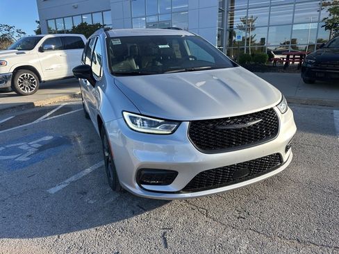 New 2026 Chrysler Pacifica Select image 8