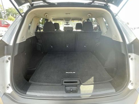 Used 2021 Nissan Rogue SV image 10