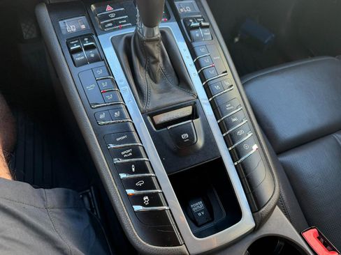 Used 2018 Porsche Macan image 40