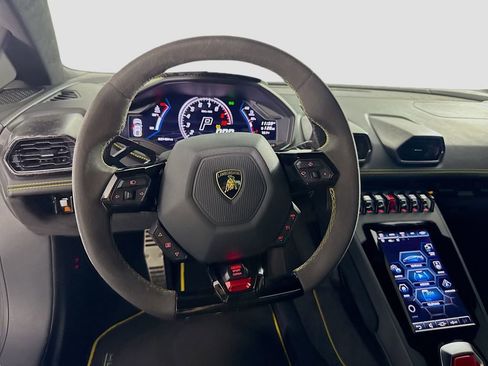 Used 2020 Lamborghini Huracan EVO image 23
