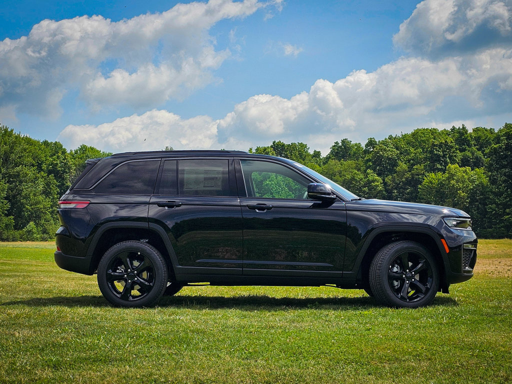 New 2026 Jeep Grand Cherokee Limited w/ Limited Altitude Package AWD/4WD image 2